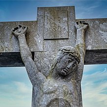 Jesus schaut mit traurigem Blick vom Kreuz herab