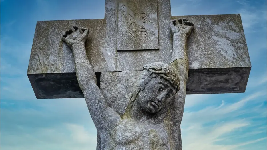 Jesus schaut mit traurigem Blick vom Kreuz herab