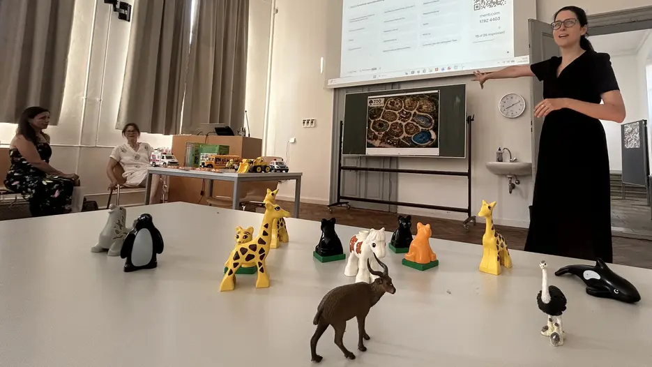 Duplofiguren illustrieren den Zoobesuch