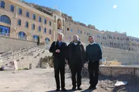K. Pinggéra, Th. Kremer und Abuna Ignatios vor dem Kloster Mor Mattai