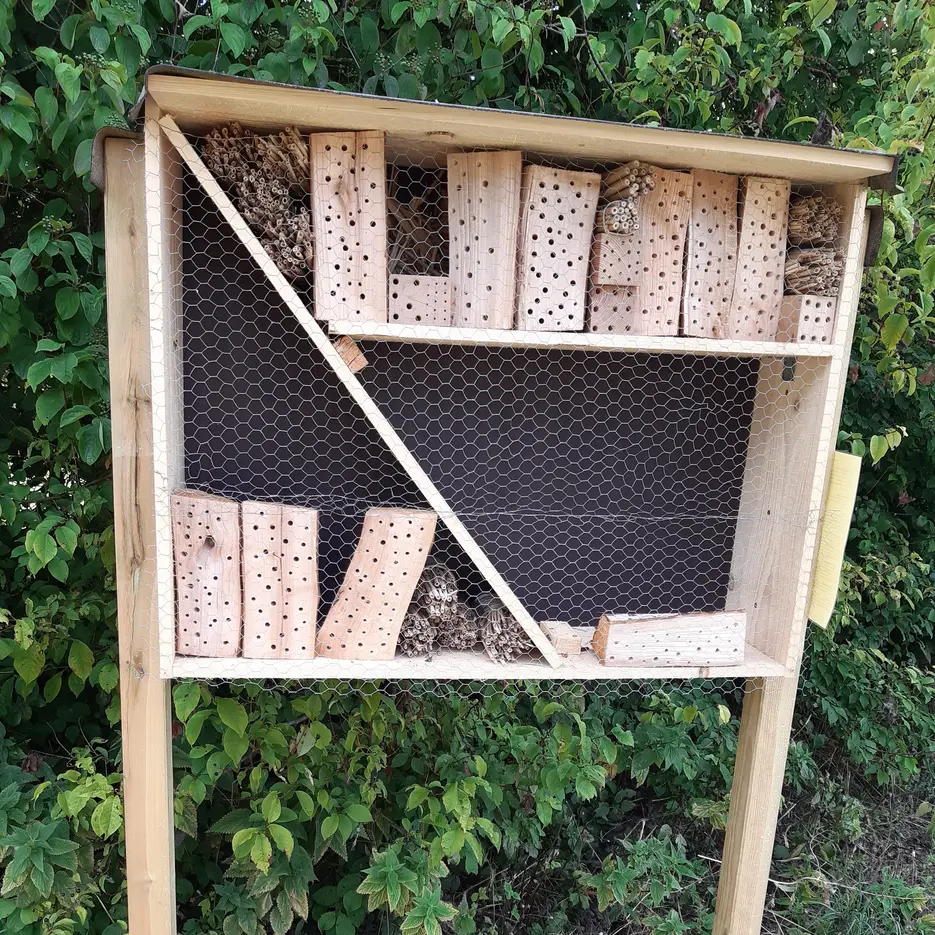 Fertiges Wildbienenhotel