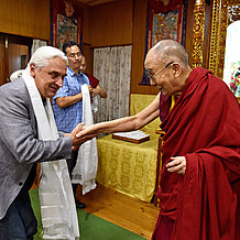 Bildinformation „Dalai Lama1“: Prof. Dr. Krassimir Stojanov (links) wurde vom Dalai Lama bei internationalen Treffen von Bildungsphilosophen und Bildungssoziologen im indischen Dhramsala begrüßt. (Foto: Office of HH the DL)