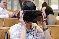 Mit VR-Brillen konnten Gäste den virtuellen Rundgang der Augsburger Schülerinnen testen.