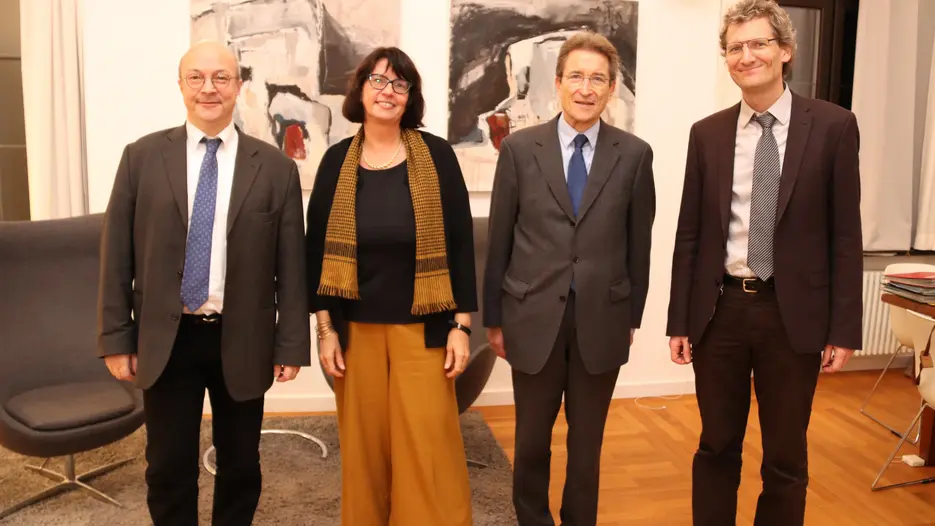Vor seinem Vortrag an der KU wurde der frühere EKD-Vorsitzende Prof. Dr. Dr. h.c. Wolfgang Huber (2.v.l.) von KU-Präsidentin Prof. Dr. Gabriele Gien empfangen - im Beisein von Prof. Dr. Richard Nate (links) und Prof. Dr. Martin Kirschner vom Arbeitskreis "Forum K'Universale". (Fotos: Schulte Strathaus/upd)