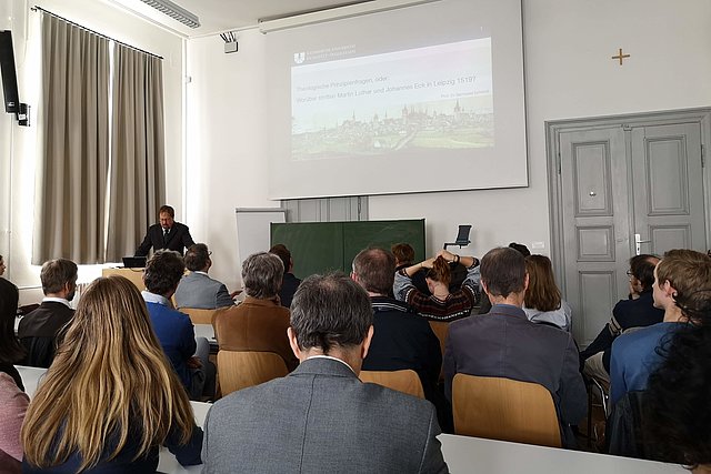 Prof. Schmidt bei seinem Vortrag anlässlich des Begegnungstages mit der Augustana-Hochschule 2019 in Eichstätt