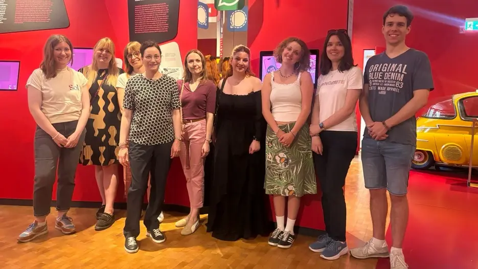 Exkursionsteilnehmende in der Ausstellung des Museums f&uuml;r Kommunikation