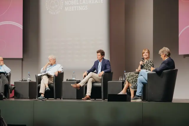 Katharina Hartinger bei der Paneldiskussion mit Nobelpreisträgern.