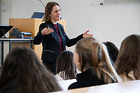 Prof. Dr. Dominika Langenmayr erzählte von ihrer Tätigkeit als ökonomische Politikberaterin.