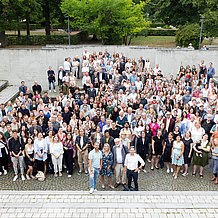 Familienfoto des Journalistik-Studiengangs: Zum Festakt in der Aula kamen rund 400 Absolventinnen und Absolventen, Freunde und Weggefährten des Studiengangs. 