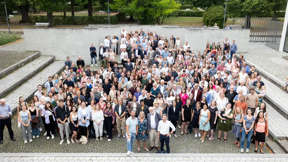 Familienfoto des Journalistik-Studiengangs: Zum Festakt in der Aula kamen rund 400 Absolventinnen und Absolventen, Freunde und Weggefährten des Studiengangs. 