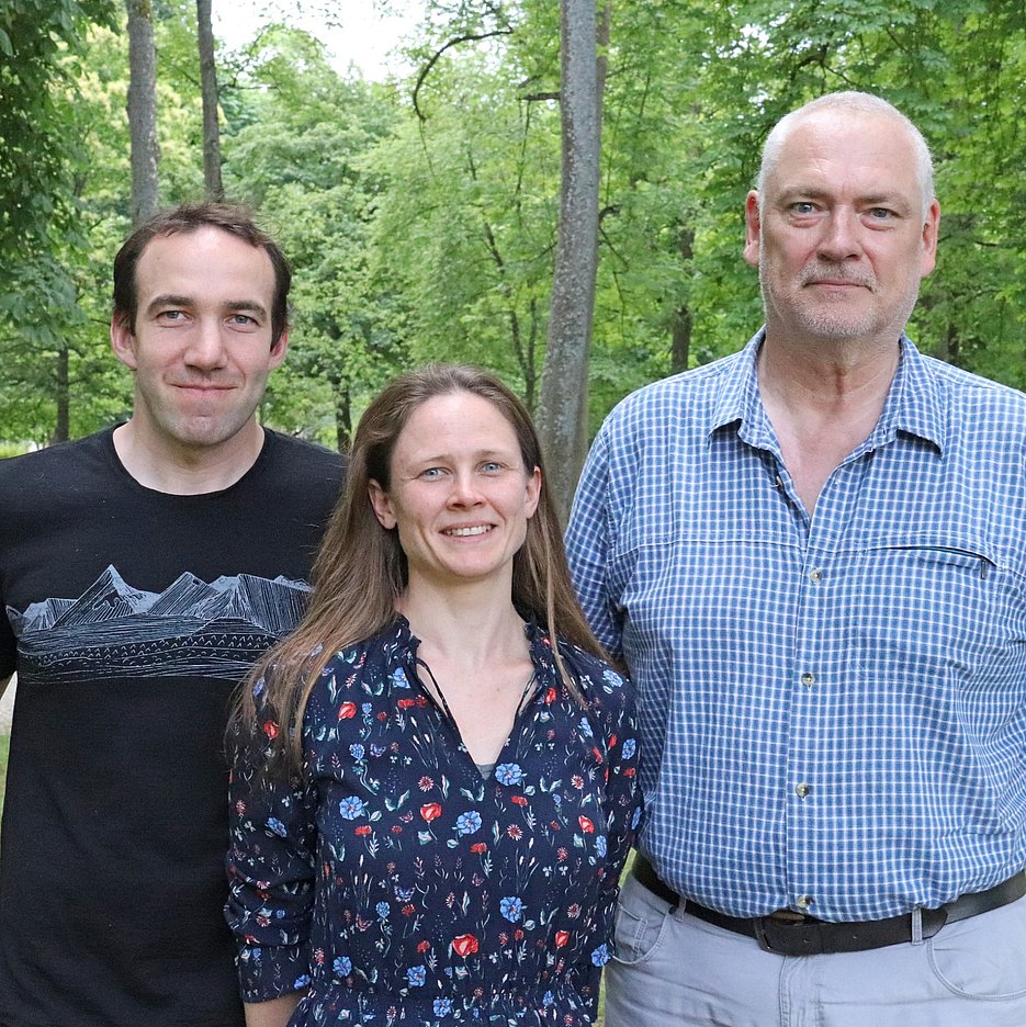 (f.r.) Head of the project team Prof. Dr. Bernd Cyffka with team members Magdalena Lauermann and co-worker Florian Betz. (Photo: Schulte Strathaus/Press Office)