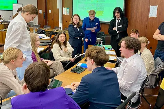 Die Studierenden diskutieren beim Planspiel