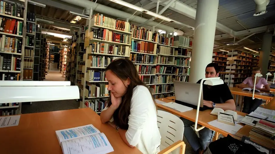 Bibliothek1_cmyk300_01.jpg