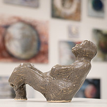 Blick in die Ausstellung (Skulptur: Dana Lindl, Malereien: Sarah Al-Issawi)