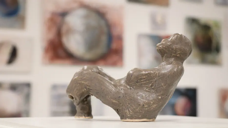 Blick in die Ausstellung (Skulptur: Dana Lindl, Malereien: Sarah Al-Issawi)