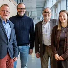 Das Handwerkszeug f&uuml;r erfolgreiche Beratungsprojekte zu erlernen, ist das Ziel des Consulting-Badges an der KU. Prof. Dr. Andr&eacute; Habisch (v. l.) verantwortet diese Zusatzausbildung, in deren Rahmen Dr. Franz Glatz einen ganz besonderen Pro-Bono-Kurs anbietet. Wie bereichernd dieser ist, konnten Lebenshilfe Bayern Mitte-Gesch&auml;ftsf&uuml;hrer Andreas Jehn und Studentin Annalena Foth selbst herausfinden.