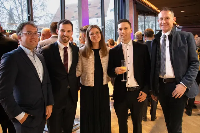 Prof. Dr. Pirmin Fontaine (l.) und Prof. Dr. Heinrich Kuhn (r.) mit Moritz Hundhammer, Lilian Maria Xalter und Johannes Gückel. 