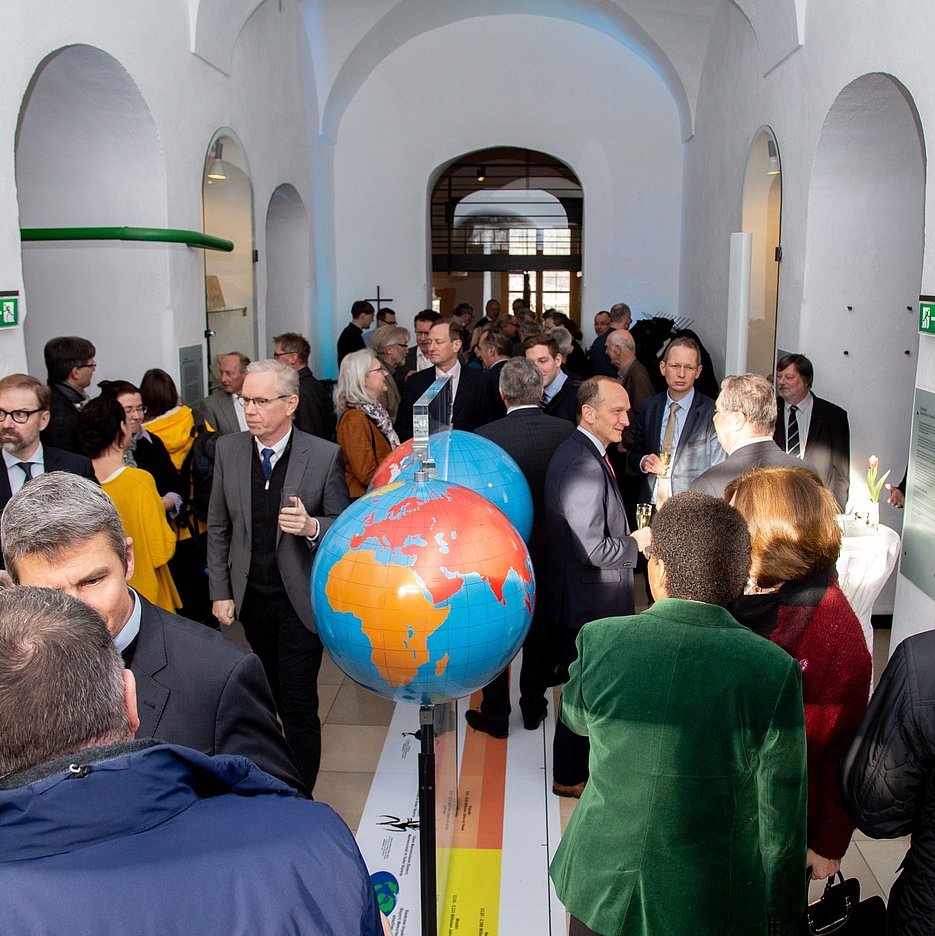 Rund 200 Ehrengäste aus Politik und Gesellschaft, Kirche und Wissenschaft wollten dabei sein, als am Donnerstag das Jura Museum nach einjähriger Schließung wiedereröffnet wurde.