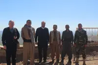 mit kurdischen Peschmerga vor Mor Mattai