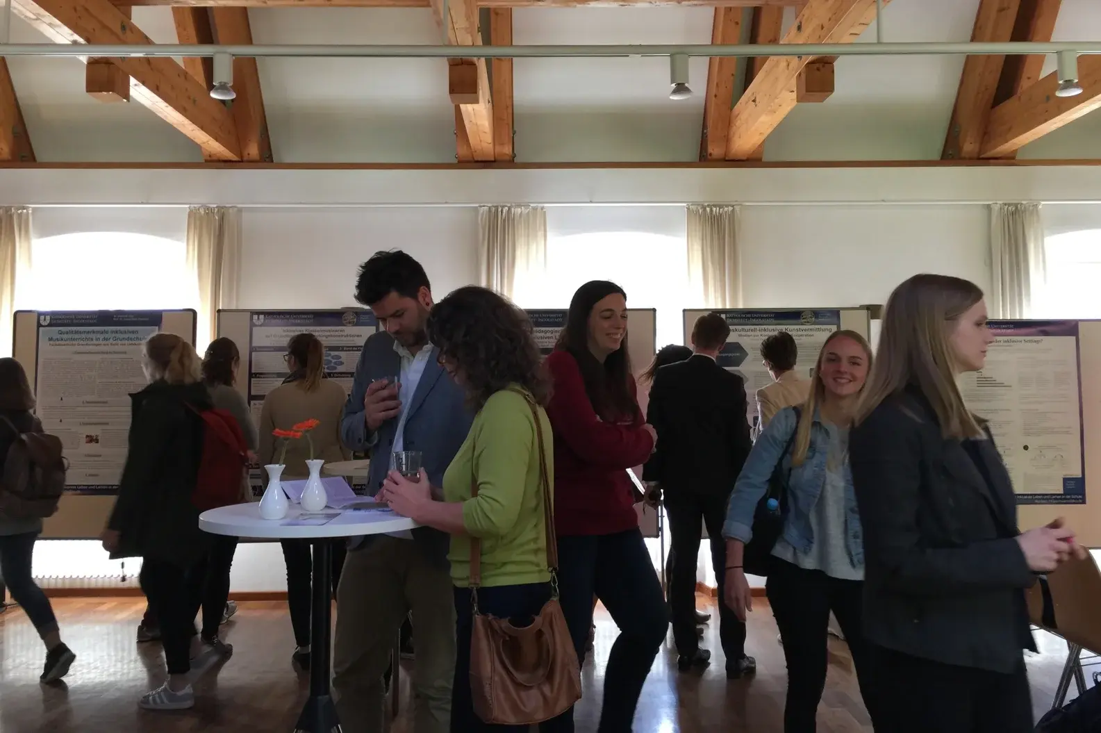 Besucher und Graduierende bei der Poster-Session