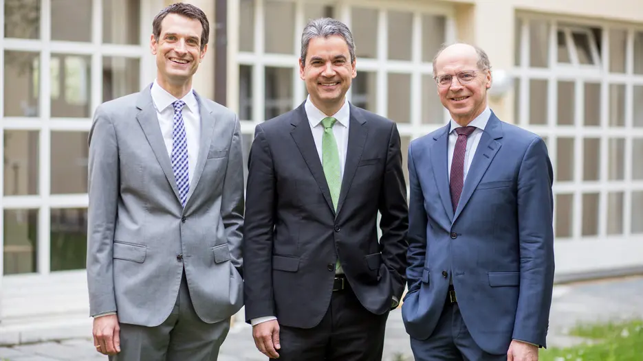(v.l.) Prof. Dr. Jens Hogreve (Vizepräsident für Forschung und wissenschaftlichen Nachwuchs), Prof. Dr. Klaus Stüwe (Vizepräsident für Internationales und Profilentwicklung) und Prof. Dr. Markus Eham (Vizepräsident für Studium und Lehre) sind vom Wahlgremium der KU in ihren Ämtern bestätigt worden. (Foto: Klenk/upd)