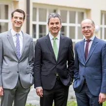 (v.l.) Prof. Dr. Jens Hogreve (Vizepräsident für Forschung und wissenschaftlichen Nachwuchs), Prof. Dr. Klaus Stüwe (Vizepräsident für Internationales und Profilentwicklung) und Prof. Dr. Markus Eham (Vizepräsident für Studium und Lehre) sind vom Wahlgremium der KU in ihren Ämtern bestätigt worden. (Foto: Klenk/upd)