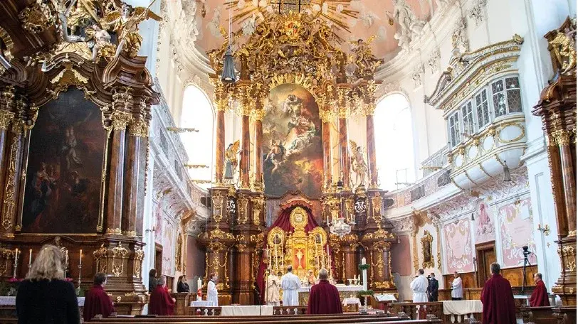 Der Innenraum der Schutzengelkirche in Eichstätt bei der Priesterweihe 2020