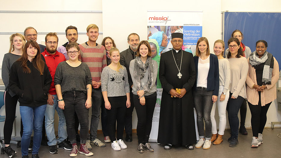 Bischof Matheos gemeinsam mit Studierenden der Fakultät für Soziale Arbeit, denen er über die Situation in seiner Heimat Äthiopien berichtete. (Foto: Hemmelmann/upd)