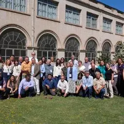 Gruppenfoto vor Universitätsgebäude