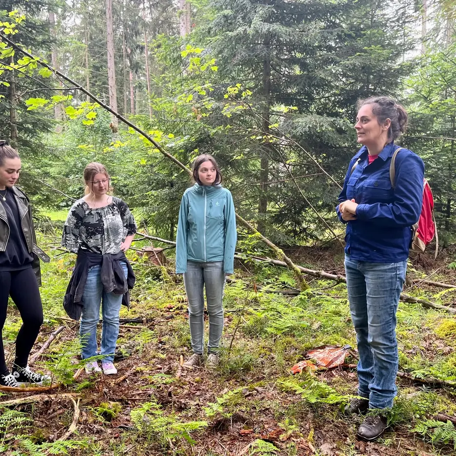 Gruppenbild Studierende und Dozierende im Wald