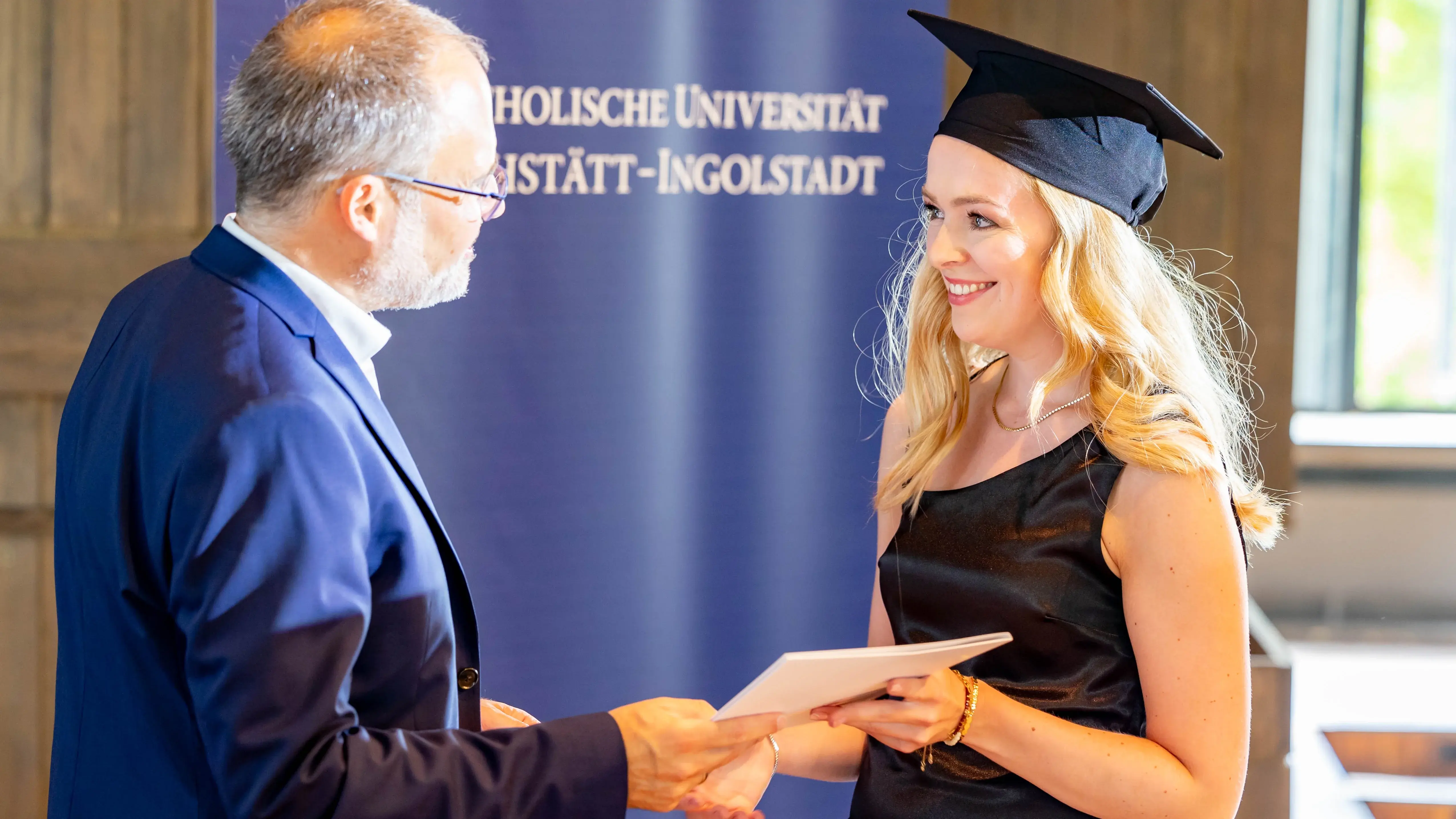 Zeugnis&uuml;bergabe