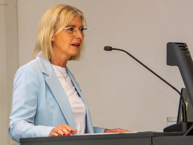 Familienministerin Ulrike Scharf bei ihrem Eröffnungsvortrag