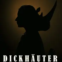 Das Plakat zeigt vor dunklem Hintergrund die Silhouette eines Kopfes mit zwei Gesichten - dem eines Menschen und dem eines Nashorns.