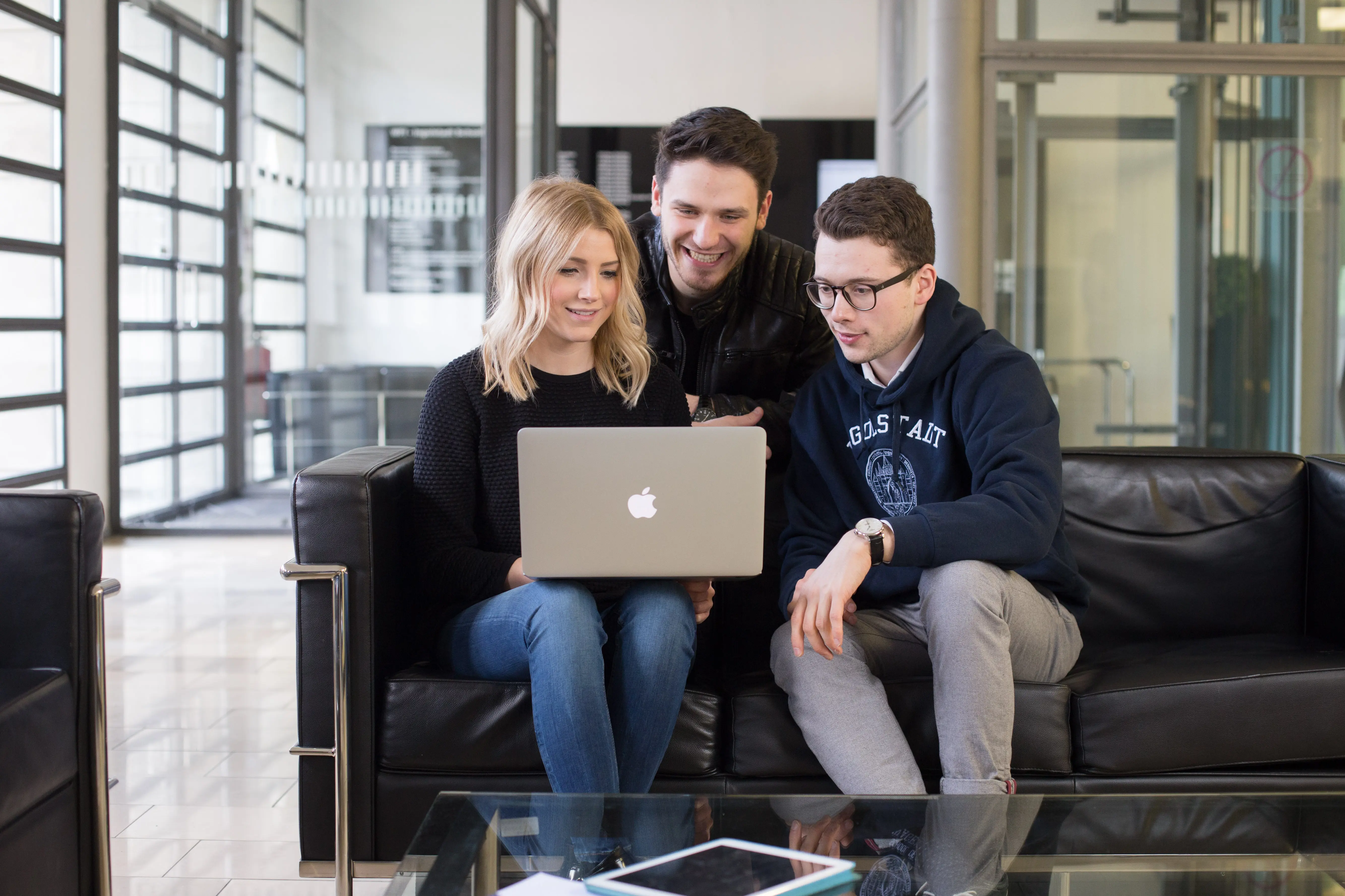 Studierende am Laptop