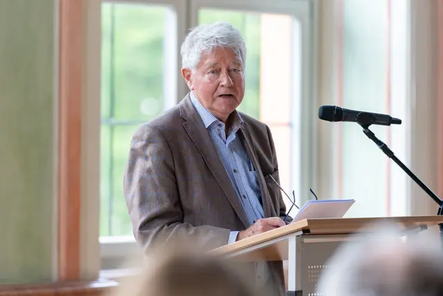 Prof. em. Dr. Hans-Joachim K&ouml;nig, Direktor des ZILAS von 1988 bis 2006