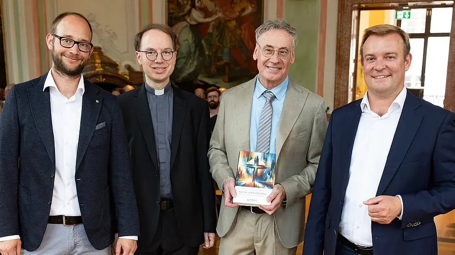 Übergabe der Festschrift an Prof. Dr. Jürgen Bärsch