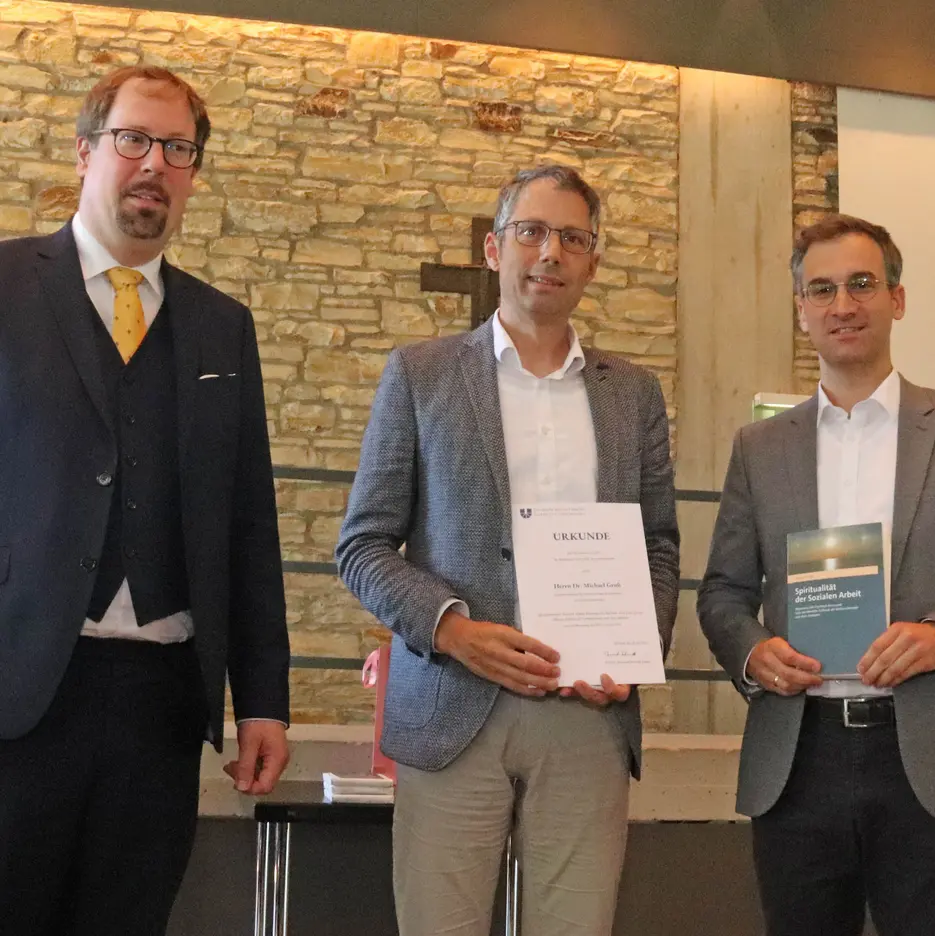Dekan Prof. Dr. Bernward Schmidt, Dr. Michael Groß und sein Prof. Dr. Alexis Fritz (v.l.).