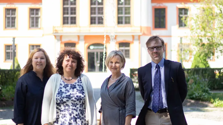 (v.l.) Dr. Petra Hiebl (Akademische Direktorin am Lehrstuhl für Grundschulpädagogik und Grundschuldidaktik der KU), Gastwissenschaftlerin Prof. Dr. Iliana Mirtschewa, Prof. Dr. Klaudia Schultheis (Inhaberin des Lehrstuhls für Grundschulpädagogik und Grundschuldidaktik) und Prof. Dr. Rainer Wenrich (Dekan der Philosophisch-Pädagogischen Fakultät). (Foto: Nowak/upd)
