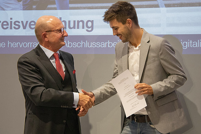 Prof. Dr. Peter F. Tropschuh gratulierte Marco Fuchs zu seiner Auszeichnung.