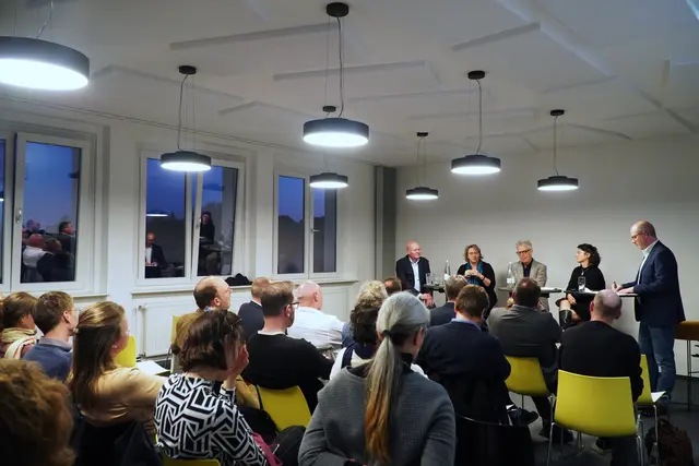 Höhepunkt der Tagung war eine Podiumsdiskussion mit dem Wirtschaftsweisen Prof. Dr. Achim Truger, der Stadt- und Raumsoziologin Prof. Dr. Kathrin Großmann, dem Direktor des Bayerischen Gemeindetags Hans-Peter Mayer, und der Professorin für Stadtplanung Dr. Barbara Schönig unter Moderation von Dr. Thomas Metten von der KU (von links nach rechts).