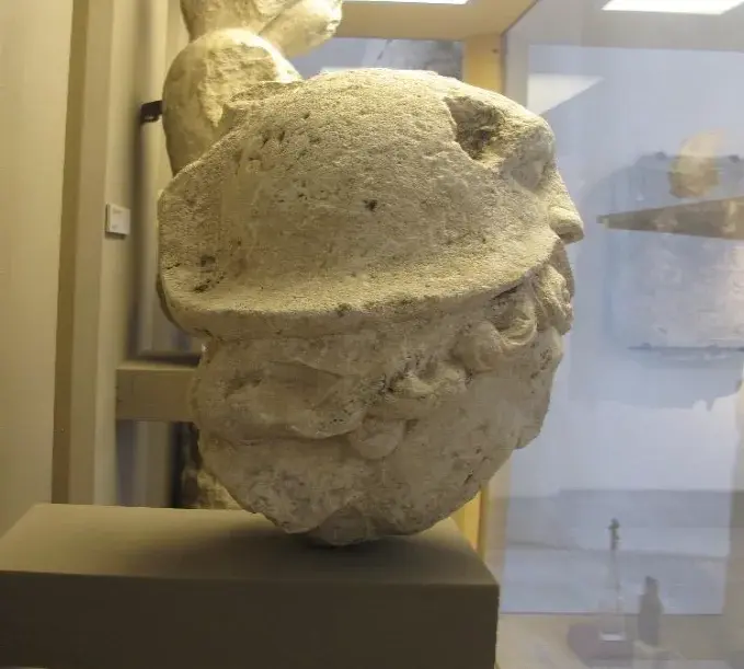 Kopf mit Helm