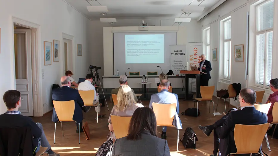 Dieter Birnbacher bei seinem Vortrag im Otto-Mauer-Zentrum