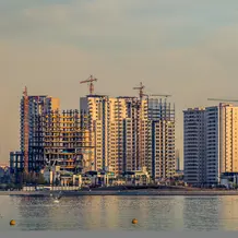 Der k&uuml;nstliche Chitgar-See in der iranischen Hauptstadt Teheran