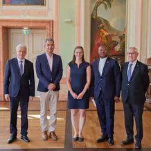 Manfred Dumann, Präsident P. Jerome Ndo Mih, Dr. Anna Marcos Nickol, Vizepräsident Prof. Dr. Klaus Stüwe und Sander Lleshaj im Holzersaal der Sommerresidenz. (Foto: Hardt/upd)