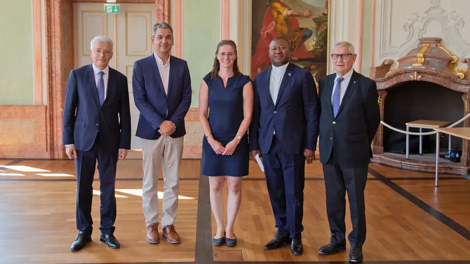 Manfred Dumann, Präsident P. Jerome Ndo Mih, Dr. Anna Marcos Nickol, Vizepräsident Prof. Dr. Klaus Stüwe und Sander Lleshaj im Holzersaal der Sommerresidenz. (Foto: Hardt/upd)