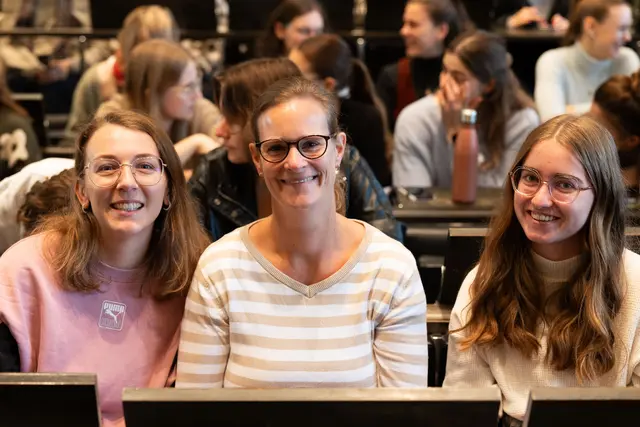 Studierende bei der Erstsemesterbegrüßung in der Aula