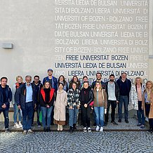 Die Masterstudierenden und das Team des Lehrstuhls Tourismus vor der Freien Universität Bozen