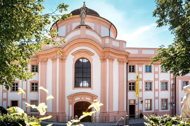 Zu sehen ist das Gebäude, in dem sich das Informationszentrum Naturpark Altmühltal befindet.  