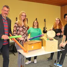 (v.l.) Jörg Edelmann sowie die Studierenden Katharina Hartl, Linda Breit, Denise Pirkl und Pablo Schenkel richten sich mit ihren Projekten an alle Musikbegeisterten in der Region Eichstätt – unabhängig von Vorkenntnissen und Alter. (Foto: Schulte Strathaus/upd)