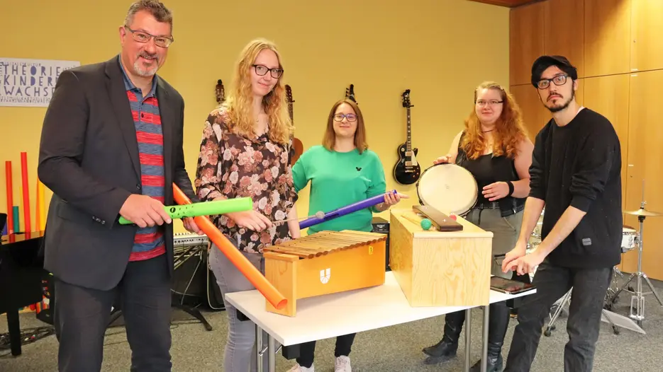 (v.l.) Jörg Edelmann sowie die Studierenden Katharina Hartl, Linda Breit, Denise Pirkl und Pablo Schenkel richten sich mit ihren Projekten an alle Musikbegeisterten in der Region Eichstätt – unabhängig von Vorkenntnissen und Alter. (Foto: Schulte Strathaus/upd)